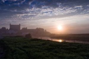 Fot. Studio A Gniew nocą - widok na wzgórze zamkowe