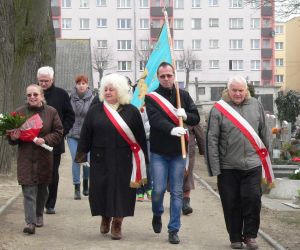 Złożenie wiązanki kwiatów pod Pomnikiem Pomordowanych