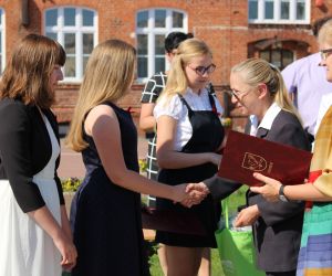 Uroczyście pożegnano szóstoklasistów