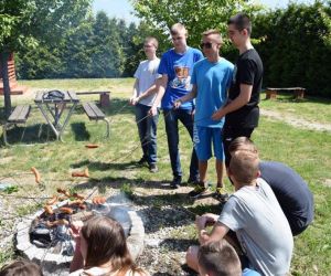 Udane zwieńczenie spotkania – quiz z nagrodami oraz wspólne pieczenie kiełbasek.