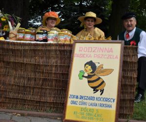 Z pieśnią ludową i tańcem u Matki