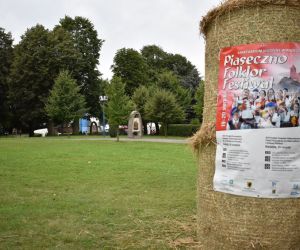 Z pieśnią ludową i tańcem u Matki