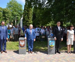 Delegacja Samorządu Gminy Gniew podczas uroczystości w Ostrogu - pomnik upamiętjniający współpracę z Gniewem stoi na rynku...