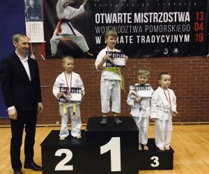 11 medali podczas wojewódzkich mistrzostw karate