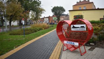 Metalowy pojemnik w kształcie serca na plastikowe nakrętki