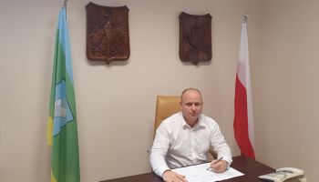 Burmistrz podpisuję umowę na dostawę nowego samochodu dla ŚDS-u