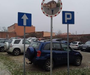 Lustro zamontowane przy parkingu na ul. Wąskiej