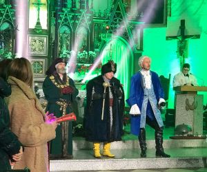 W Orszakowym Kolędowaniu wzięli udział Trzej Królowie, w rolę jednego z nich wcielił się burmistrz Maciej Czarnecki.