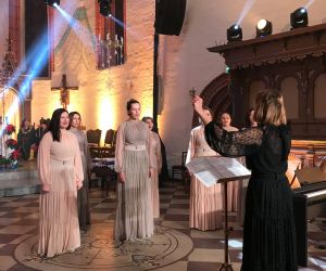 Królewskie kolędowanie w gniewskim kościele z chórem Harmonia Sphaerarum.