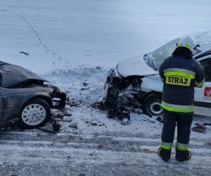 Wypadek - zderzenie 2 aut osobowych