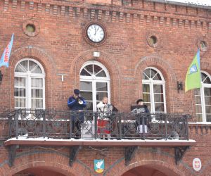 Odegranie kociewskiego hymnu z balkonu gniewskiego ratusza