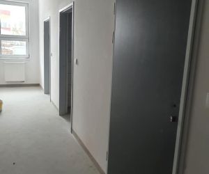 Rozbudowa szkoły podstawowej w Gniewie - prace wykończeniowe wewnątrz obiektu.