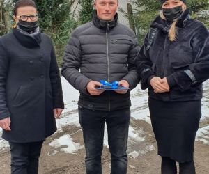Zastępca burmistrza i sekretarz gminy z sołtysem sołectwa Wielkie Walichnowy
