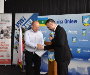 Wręczenie certyfikatu przystąpienia gminy Gniew do programu Gmina Przyjazna Seniorom
