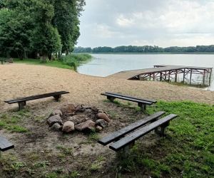 Teren rekreacyjny nad jeziorem w Pieniążkowie