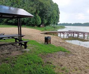 Teren rekreacyjny nad jeziorem w Pieniążkowie