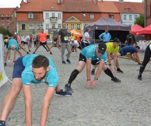 Rozgrzewka uczestników VII Biegu Gniewskiego