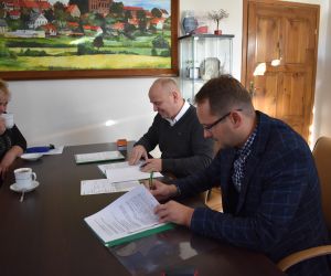 Nowe inwestycje w gminie - podpisanie umowy na remont świetlicy w Kuchni
