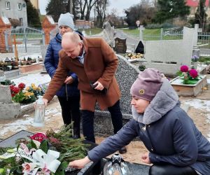 złożenie wiązanki i zapalenie znicza na grobie śp. radnemu