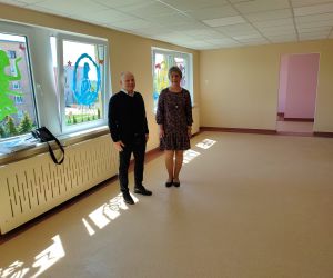 Burmistrz Maciej Czarnecki i dyrektor placówki Marlena Nica w nowej sali.