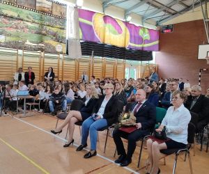 Społeczność szkolna oraz goście na uroczystości 45-lecia nadania imienia ZS Opalenie