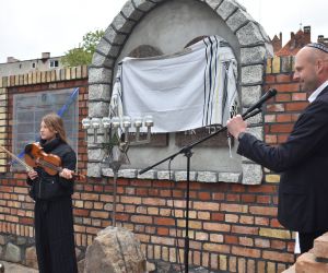 Uroczyste odsłonięcie tablicy w miejscu dawnej Synagogi