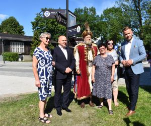 Symboliczne odsłonięcie znaku kierunkowego na alejce