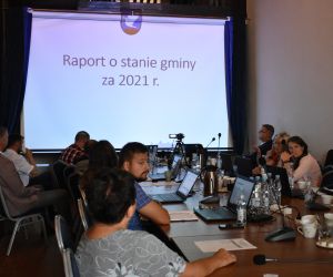 Burmistrz Maciej Czarnecki na sesji przedstawia Raport o stanie gminy za 2021 rok