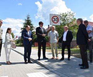 Burmistrz Maciej Czarnecki wraz z zaproszonymi gośćmi na ulicy Kapinosa