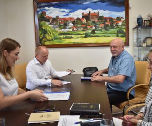Burmistrz Maciej Czarnecki podpisuje umowę na instalacje fotowoltaiczne