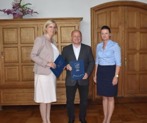 burmistrz, sekretarz gratulacje dla dyrektor Szkoły Polskie Gronowo