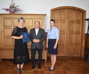 burmistrz, sekretarz gratulacje dla dyrektor przedszkola w Gniewie