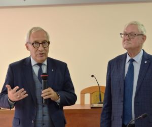 Poseł na Sejm RP Kazimierz Smoliński i Wicestarosta Tczewski Andrzej Flisik podczas wręczania symbolicznych czeków