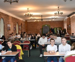 Finał Powiatowego Konkursu Wiedzy Ekologicznej na zamku w Gniewie - uczniowie siedzący przy stołach