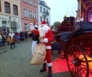 przyjazd św. Mikołaja na rynek miejski