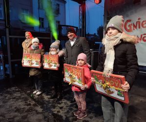 Burmistrz miasta wręcza nagrody uczestnikom konkursu na kartkę bożonarodzeniową