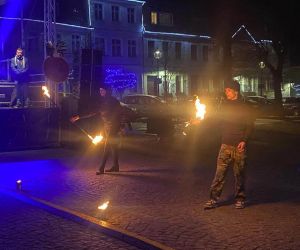 Występ fireshow w wykonaniu Ko Ko Teatru
