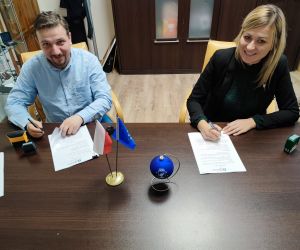 Wiceburmistrz Joanna Kamińska podpisuje umowę z wykonawcą inwestycji
