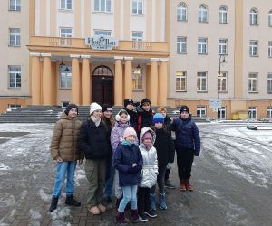 Zawodnicy karate przed hotelem