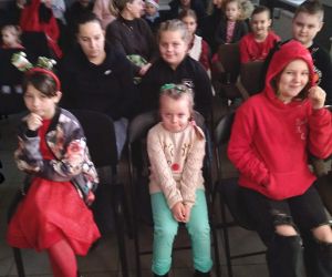 dzieci biorące udział w spotkaniu mikołajkowym