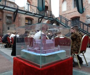 miniaturka zamku w tle uczestnicy rozwiązujący pytania konkursowe