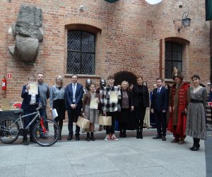 wspólne zdjęcie z zwycięzcami szkół podstawowych