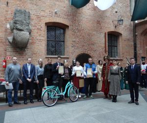 wspólne zdjęcie zwycięzcy w kategorii szkół ponadpodstawowych