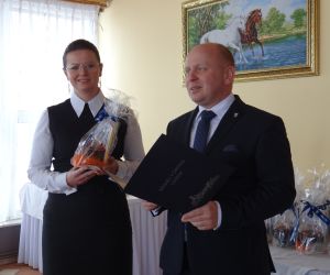 Burmistrz i Sekretarz z upominkami dla włodarzy wsi