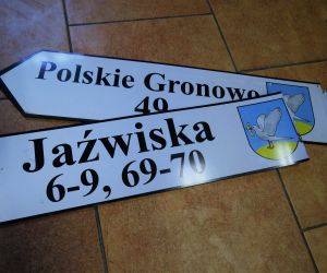 Zniszczone tablice kierunkowe