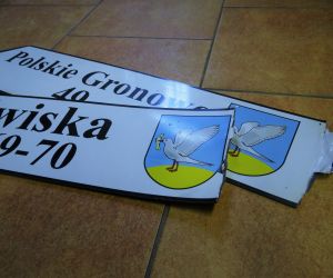 Zniszczone tablice kierunkowe