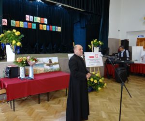 Proboszcz opaleńskiej parafii ks. Waldemar Opłatkowski podczas modlitwy