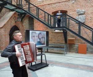 W skrzydłach matczynych ramion