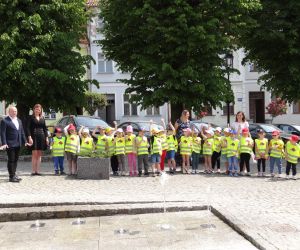 uruchomienie fontanny w towarzystwie przedszkolaków