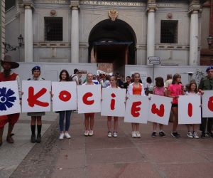 Święto Kociewia - Patryk Pokorski przewodnik gniewski na początku korowodu